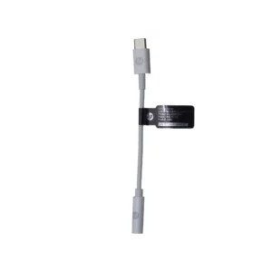 Adaptador HP DHC-TC130 blanco, vista superior; cable corto con conector USB-C macho arriba y conector de audio 3,5 mm hembra abajo; etiqueta negra con logo HP y fondo blanco. Adaptador USB-C a USB-C y jack de 3,5MM.