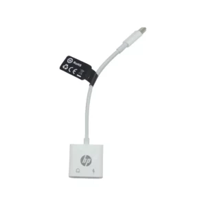 Adaptador HP DHC-TC132 blanco, vista superior; cable corto con conector USB-C macho a la derecha; módulo rectangular y fondo blanco. Adaptador USB-C a USB-C y jack de 3,5MM.