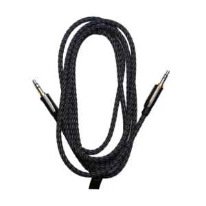 HP HP030GBBLK1.5TW cable de audio 3,5 mm macho a macho negro trenzado; conectores metálicos con puntas doradas; cable enrollado y fondo blanco. Cable miniplug.