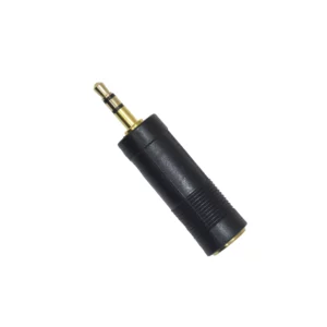 Macrotel adaptador de audio plug 3,5 mm a jack 6,3 mm en vista frontal; conector metálico dorado y cuerpo plástico negro estriado
