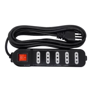 Zapatilla eléctrica Macrotel ME-071B5 negra con 5 tomas alineadas y un interruptor rojo ON/OFF; cable saliendo por el extremo izquierdo. Zapatilla Eléctrica con switch.