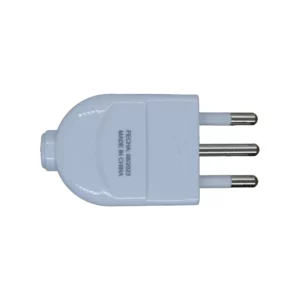 Adaptador Macrotel ME-1002 blanco, vista lateral con conector macho de tres pines redondos metálicos a la derecha (dos con vaina azul) y cuerpo ovalado.  Enchufe macho.