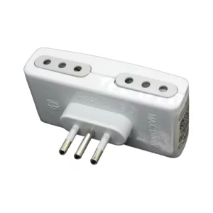 Adaptador eléctrico Macrotel ME-1012A blanco con dos tomas de 3 orificios en la parte superior y enchufe macho de tres pines redondos. Adaptador enchufe.