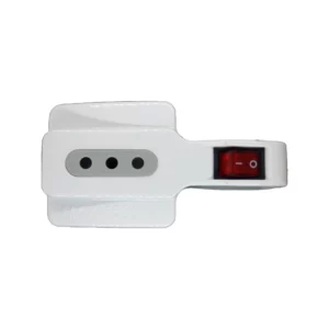 Adaptador Macrotel ME-1059 blanco, vista superior con toma de 3 orificios en marco gris e interruptor basculante rojo de encendido/apagado a la derecha.  Enchufe adaptador triple con switch.