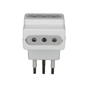 Adaptador Macrotel ME-1103 blanco, vista frontal con dos hembras de tres orificios en inserto gris (una al frente y otra arriba) y conector macho de tres patas metálicas en la parte inferior. Adaptador de enchufe triple.