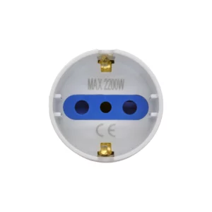 Adaptador Macrotel ME-1109 blanco, vista frontal circular con leyenda “MAX 2200W”, placa interior azul con tres orificios alineados y dos contactos metálicos dorados. Enchufe schuko.