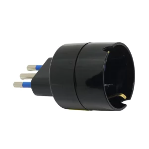 Macrotel ME-1109N negro, vista lateral; adaptador enchufe con 3 pines redondos azules y toma hembra redonda con ranuras de tierra. Enchufe schuko.