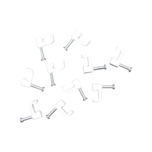 Macrotel grapas sujetacable plásticas blancas en vista superior; clavos metálicos integrados y diseño angular para fijación de cables