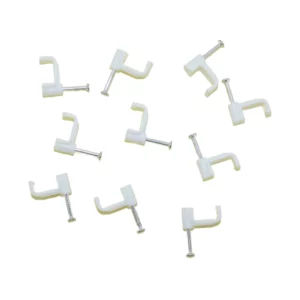 Macrotel grapas sujetacable plásticas blancas en vista superior; clavos metálicos integrados y diseño angular para fijación de cables delgados