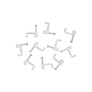 Macrotel grapas sujetacable blancas en vista superior; clavos metálicos visibles y diseño angular para fijación lateral de cables.