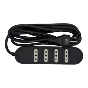 Zapatilla eléctrica Macrotel ME-204B negra con 4 tomas alineadas, cable negro enrollado y enchufe de dos pines redondos. Zapatilla Eléctrica.
