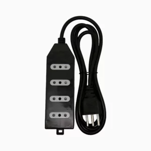 Zapatilla eléctrica Macrotel ME-204B1 negra con 4 tomas alineadas, cable negro enrollado sujeto con amarra y enchufe de tres pines redondos; pestaña de sujeción inferior. Zapatilla Eléctrica.