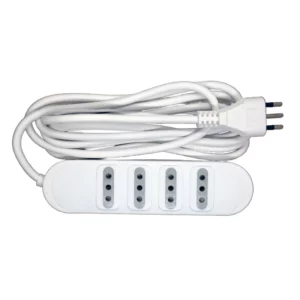 Zapatilla eléctrica Macrotel ME-204W blanca con 4 tomas alineadas, cable blanco enrollado y enchufe de tres pines redondos. Zapatilla Eléctrica.