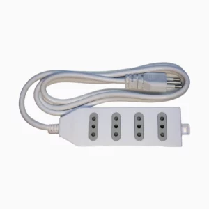 Zapatilla eléctrica Macrotel ME-204W1 blanca con 4 tomas alineadas, cable blanco enrollado y enchufe de tres pines redondos; pestaña de sujeción en el lateral derecho. Zapatilla Eléctrica.