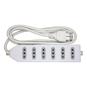 Zapatilla eléctrica Macrotel ME-206W1 blanca con 6 tomas alineadas, cable blanco enrollado y enchufe de tres pines redondos; pestaña de sujeción en el lateral derecho. Zapatilla Eléctrica.