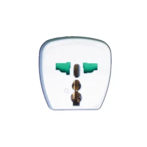 Adaptador Macrotel ME-501070 blanco tipo universal, vista frontal de la toma hembra con entradas múltiples; obturadores verdes en la parte superior y contactos internos metálicos dorados. Adaptador universal multinorma.