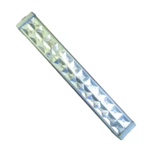 Lámpara de emergencia Macrotel MS-4605H blanca en formato barra alargada, con cubierta transparente y filas de reflectores prismáticos plateados con múltiples LED y fondo blanco. Lampara de emergencia.