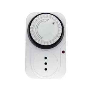 Temporizador analógico Macrotel MS-TS de enchufe, color blanco, con dial circular superior y toma frontal de tres orificios; luz indicadora roja a la derecha.  Timer semanal.