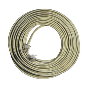 Macrotel cable telefónico enrollado beige en vista superior; conectores RJ11 transparentes con pestaña y contactos visibles.