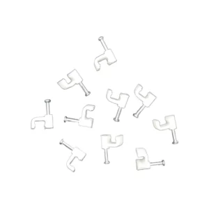 Macrotel grapas sujetacable plásticas blancas en vista superior; clavos metálicos integrados y diseño compacto para fijación de cables delgados