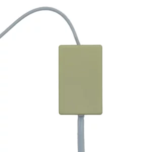 Macrotel MT-1352 filtro ADSL beige con cable telefónico integrado; microfiltro de línea para teléfono fijo e internet en vista frontal