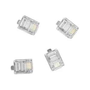Macrotel MT-5010 conectores RJ11 6P4C transparentes, cuatro unidades dispuestas en diagonal; vista superior con lengüeta de sujeción; pines dorados visibles y fondo blanco. Conectores RJ11.