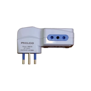 Adaptador Philco 78519 blanco, vista lateral; cuerpo en forma de L con zócalo hembra lateral azul de tres entradas y enchufe macho de tres pines redondos metálicos hacia abajo con manguitos azules; inscripción de marca y modelo en el costado y fondo blanco.  Enchufe triple con switch.