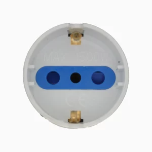 Adaptador Philco 78545 blanco, vista frontal de toma hembra circular con inserto azul de tres orificios alineados y contactos metálicos dorados visibles y sobre fondo blanco. Enchufe adaptador schuko.