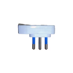 Adaptador Philco 78548 blanco, vista lateral; cuerpo rectangular de perfil bajo con base circular y tres pines redondos metálicos hacia abajo con manguitos azules y fondo blanco. Enchufe macho horizontal.