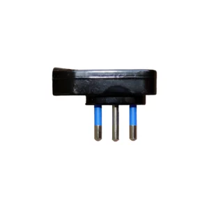Adaptador Philco 78549 negro, vista lateral; cuerpo rectangular de perfil bajo con zócalo central y tres pines redondos metálicos hacia abajo con manguitos azules y fondo blanco. Enchufe macho horizontal.