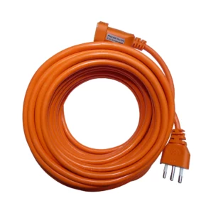 Alargador Philco XT49 color naranja, enrollado, con enchufe macho de tres pines redondos y toma hembra rectangular y cable grueso extendido sobre fondo blanco. Alargador / Extensión Eléctrica.