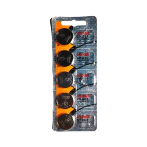 Maxell pilas botón CR2025 en blíster vertical; cinco unidades 3V visibles con carcasa plateada y naranja